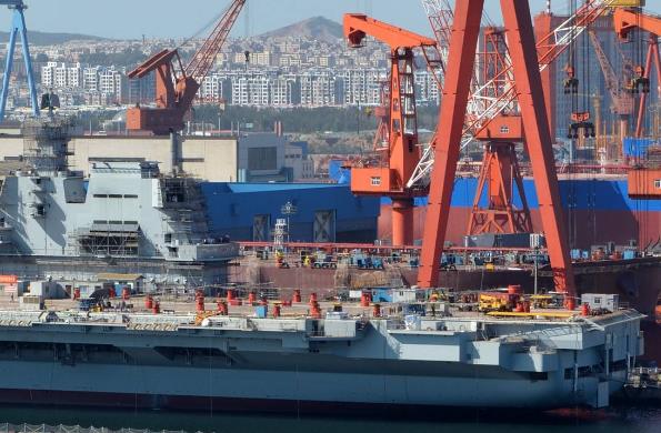 國際貨運(yùn)在全球化時(shí)代發(fā)揮著重要作用，其發(fā)展面臨諸多挑戰(zhàn)與機(jī)遇