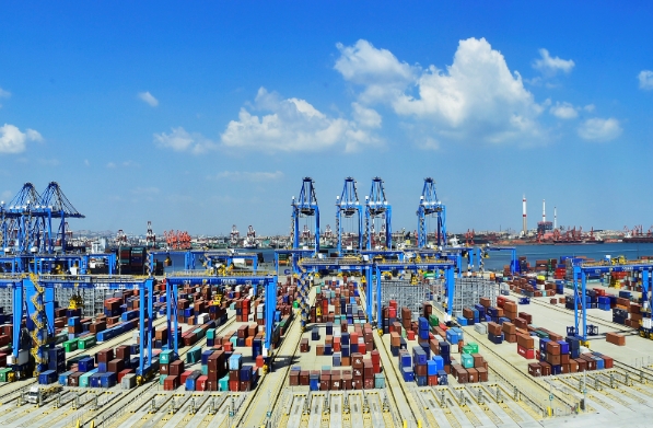 面對日益全球化的挑戰(zhàn)，我們需要不斷創(chuàng)新和提升國際物流的水平