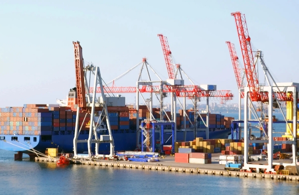 美國(guó)是全球大經(jīng)濟(jì)體之一，貨代行業(yè)在繁榮的國(guó)際貿(mào)易中扮演重要角色