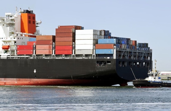 貨代公司是貨物運輸?shù)闹虚g商，扮演著連接生產(chǎn)商和消費者之間的橋梁