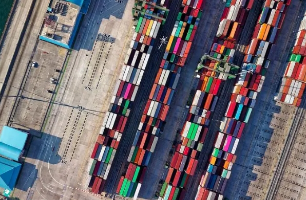 非洲貨運(yùn)代理作為中非貿(mào)易的重要一環(huán)，既面臨著挑戰(zhàn)也擁抱著機(jī)遇