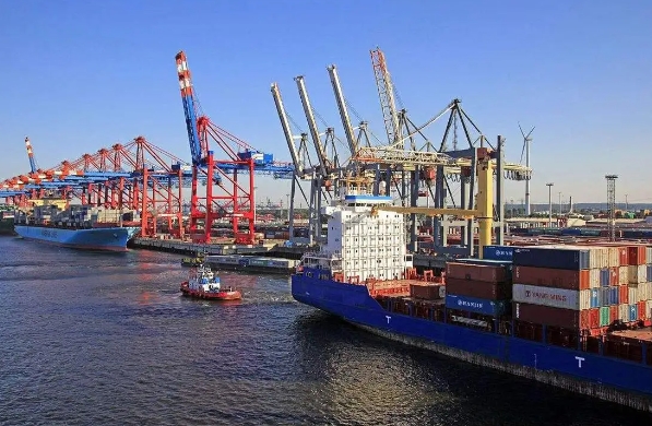 在全球化浪潮推動(dòng)下，國際海運(yùn)作為連接世界的橋梁其重要性不言而喻