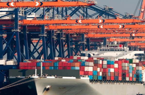 隨著全球化的深入發(fā)展，國際物流將繼續(xù)促進經(jīng)濟繁榮